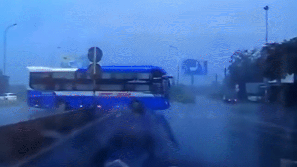 Xe khach lat khien mot nguoi chet, 7 nan nhan bi thuong o Dong Nai hinh anh