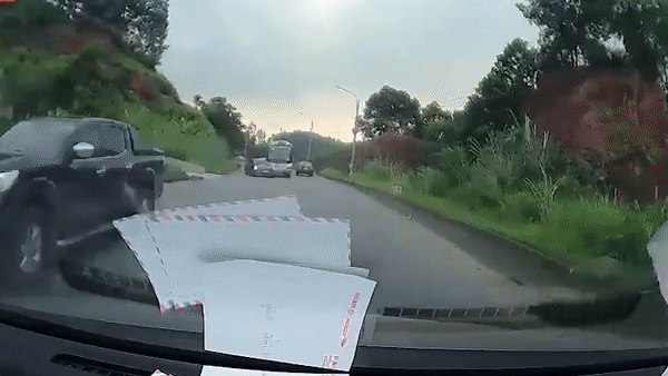 Xe khach huc vang 2 oto con hinh anh