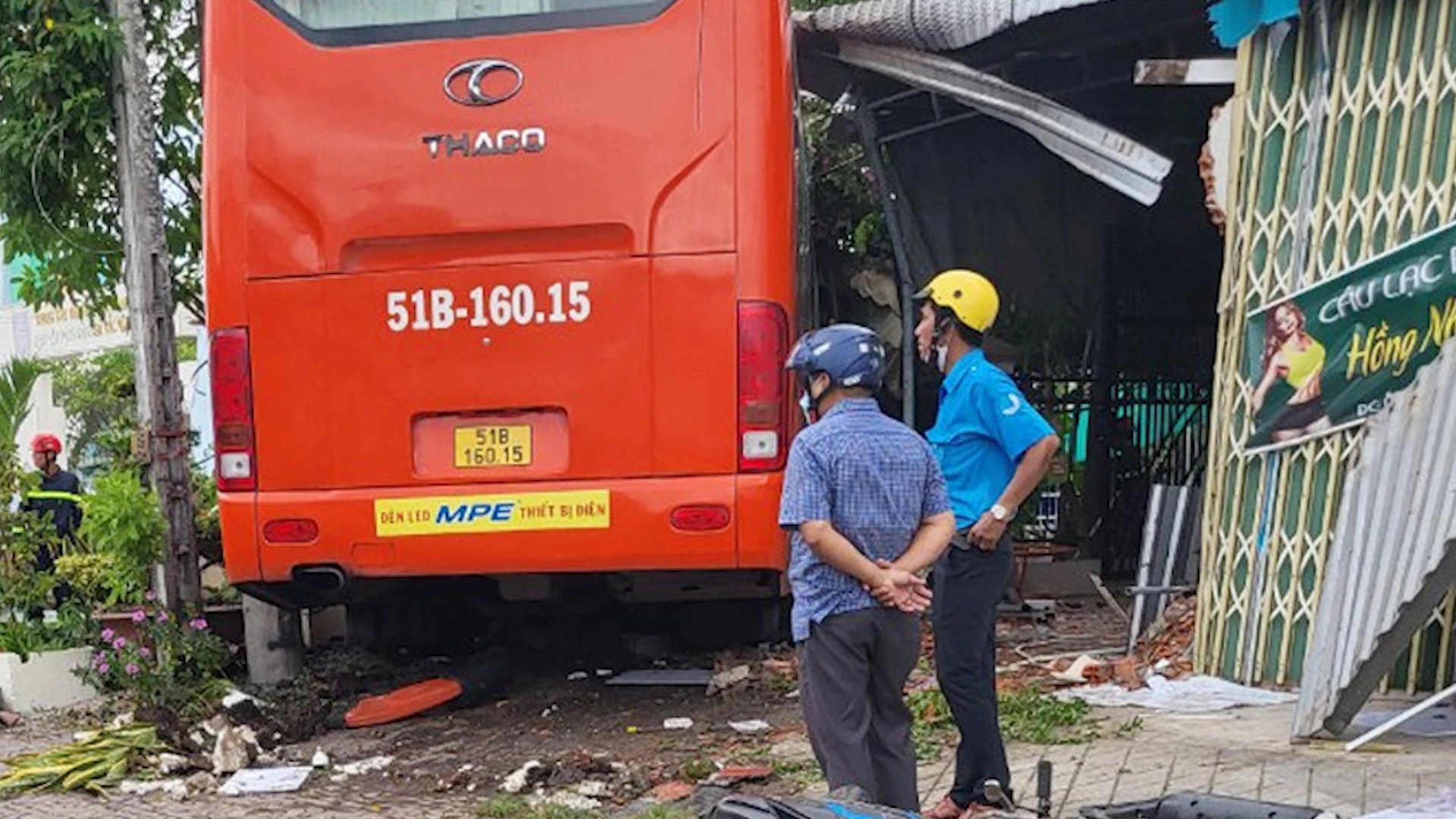 Hien truong vu xe khach lao vao quan nuoc khien 1 nguoi chet o Ca Mau hinh anh