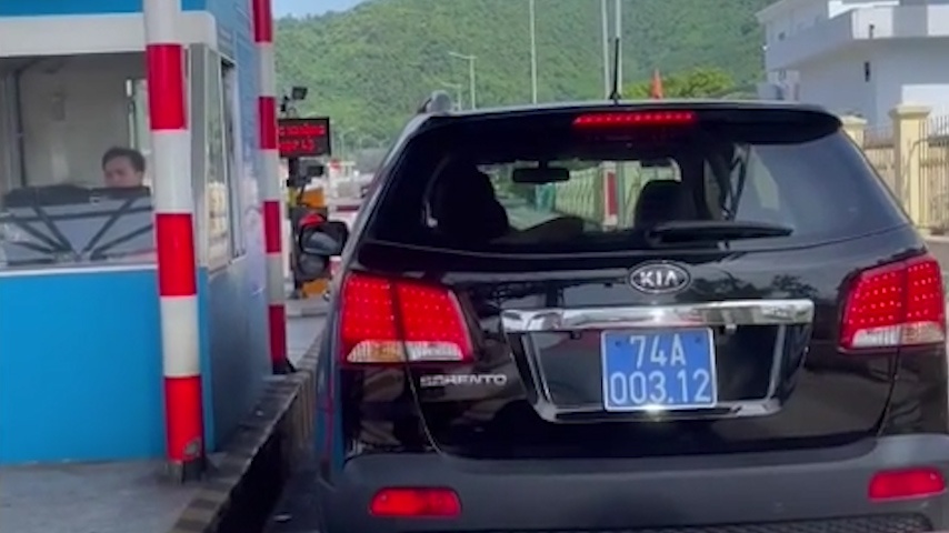 Tai xe xe bien xanh tranh cai vi tram BOT khong chap nhan the uu tien hinh anh