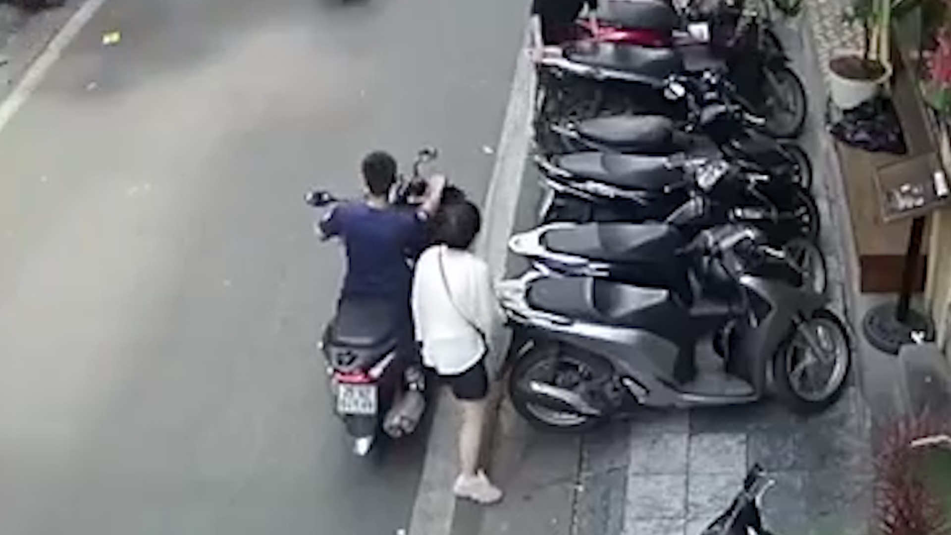 Bao ve nha hang vo dat xe roi trom luon cua khach hinh anh