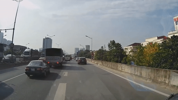 Xe bien xanh khong dung lai sau va cham hinh anh