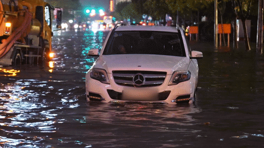 Oto chet may hang loat sau mua lon o Ha Noi hinh anh