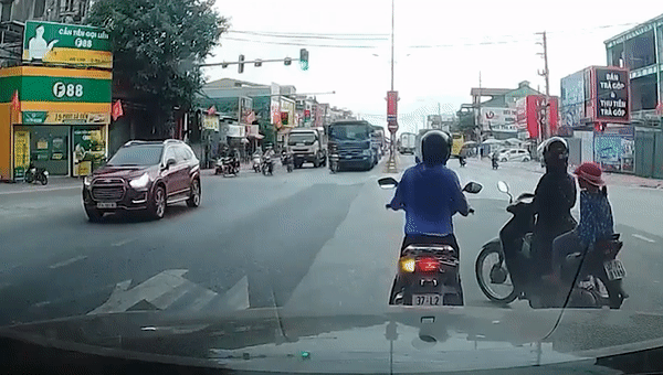 Chay cat mat xe tai, nu cong nhan bi cuon vao gam hinh anh