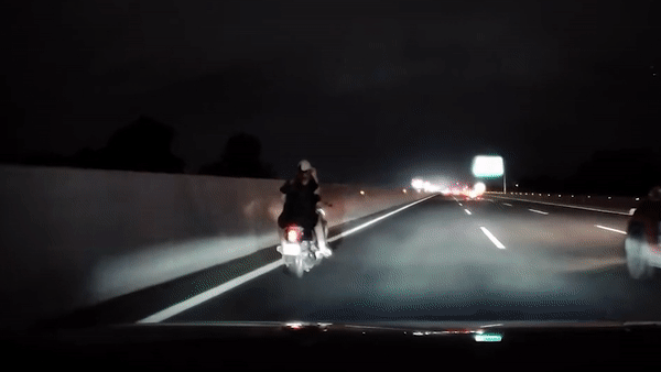 Hai phu nu chay xe may vao lan 120 km/h o cao toc Ha Noi - Hai Phong hinh anh