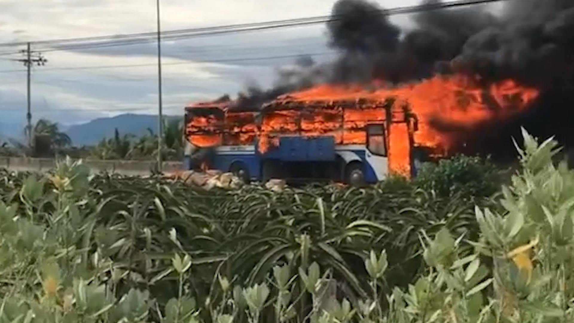 Xe giuong nam boc chay du doi tren quoc lo 1 hinh anh