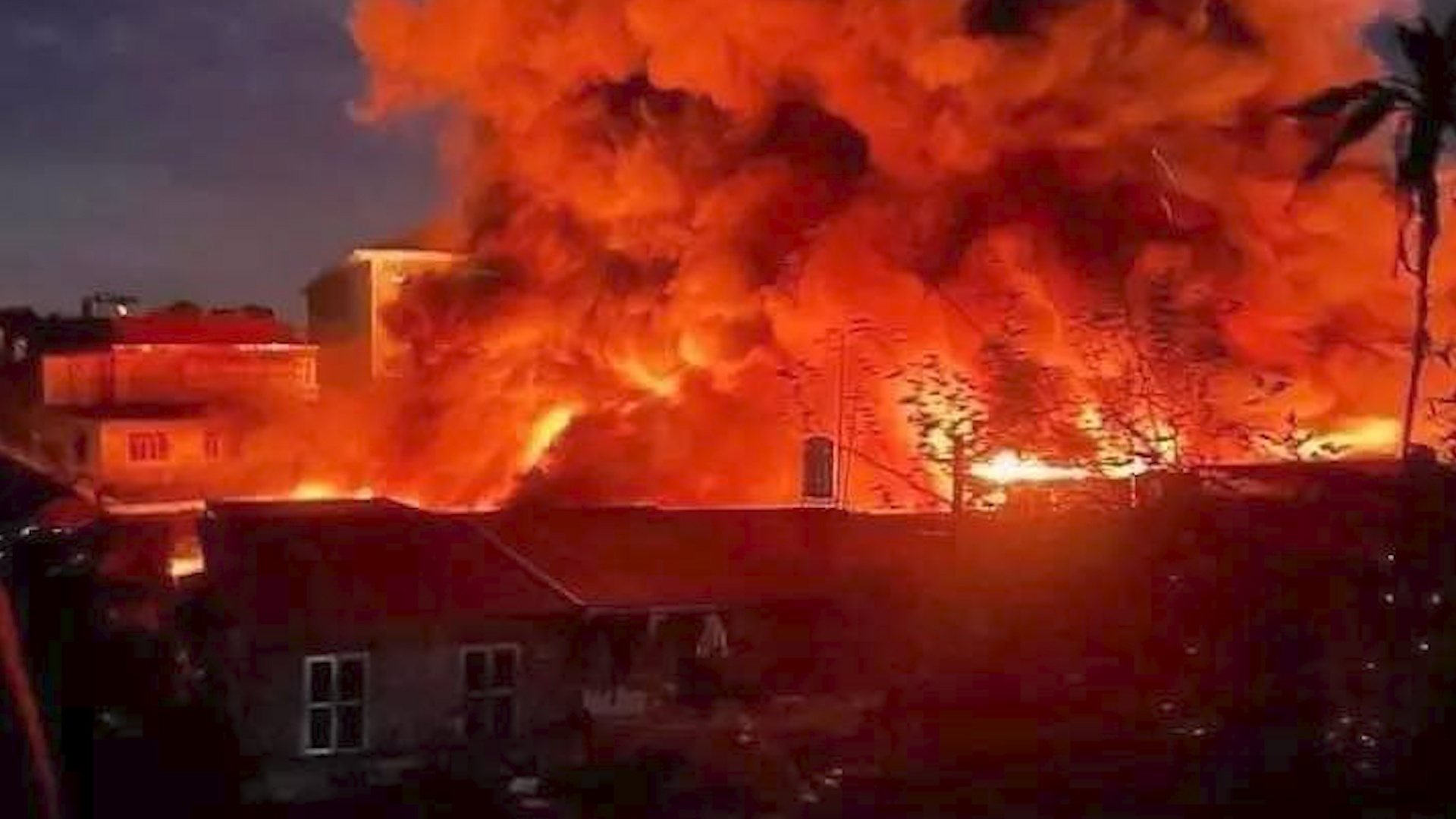 Tieu thuong gao khoc nhin bien lua thieu rui khu cho o Bac Ninh hinh anh