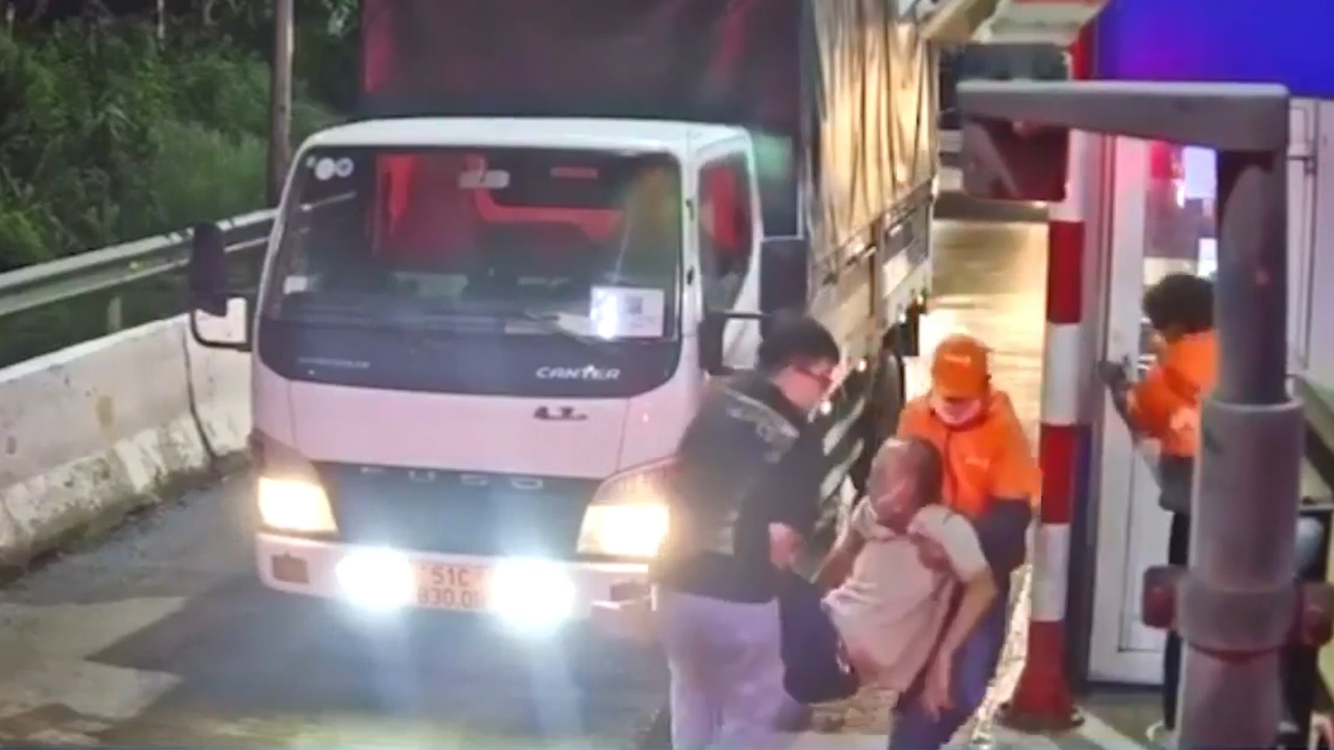 Tai xe xe tai bat ngo dot quy tai tram thu phi hinh anh