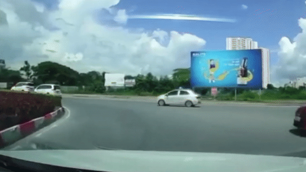 Oto mat lai dam thang vao vong xuyen tai Ha Noi hinh anh