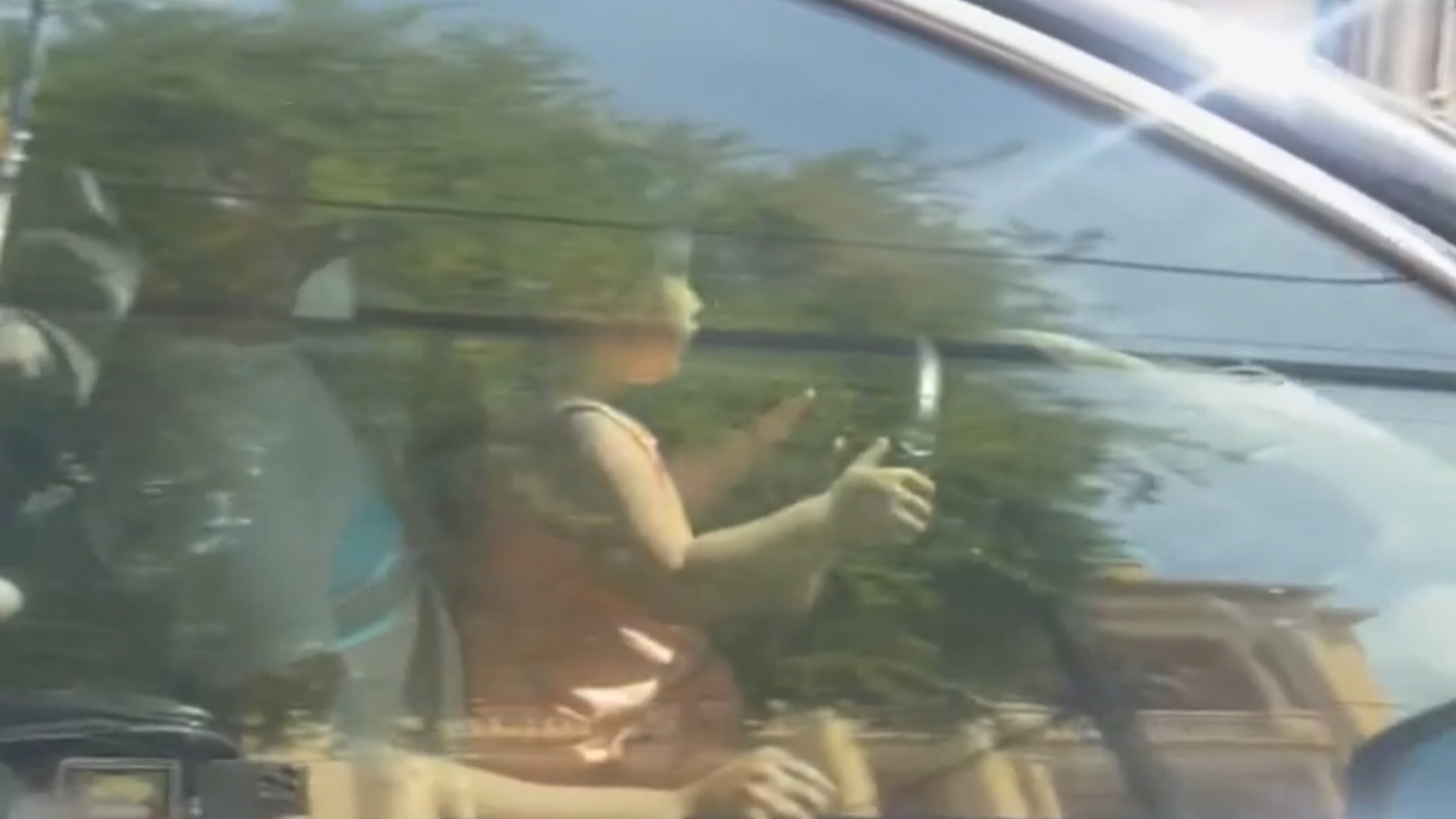 Be gai cam vo lang lai oto tren duong hinh anh