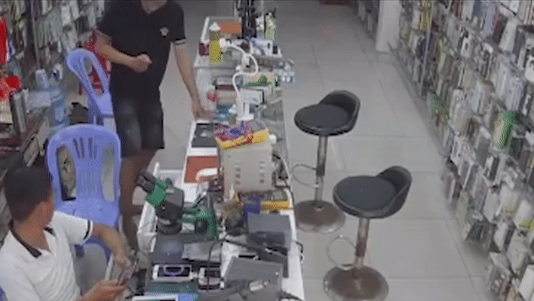 Nam thanh nien bi dien giat khi sac dien thoai hinh anh