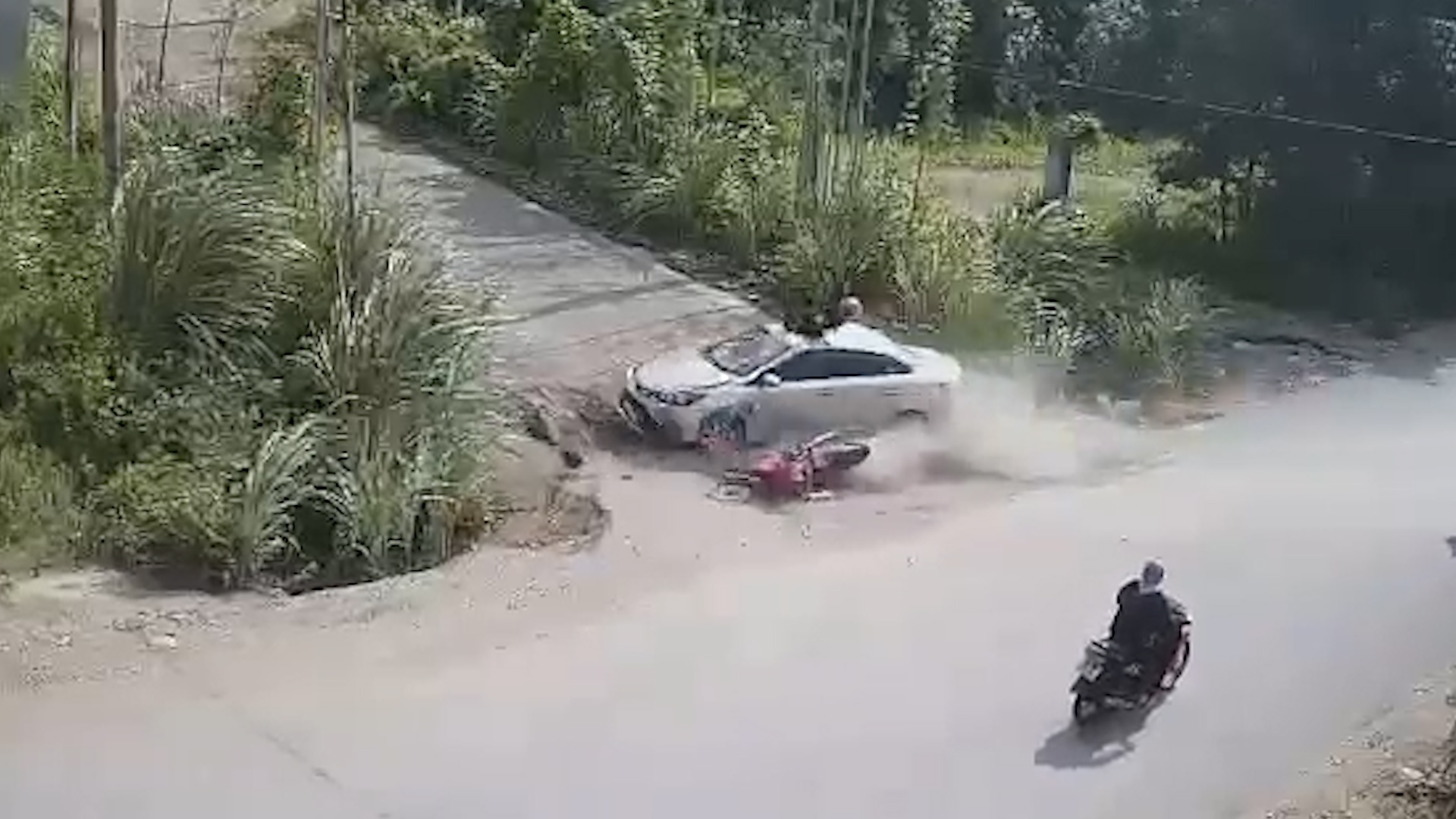 Lao sang lan nguoc chieu, tai xe xe may bi hat vang len noc oto hinh anh