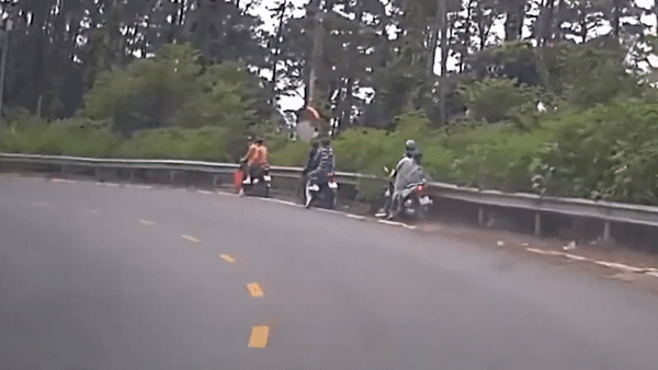 Xe may mat phanh khi do deo Tam Dao, nguoi lai dung chan ham toc hinh anh