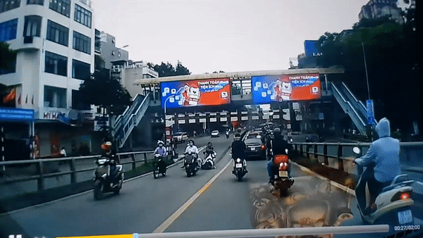 Co gai nga ngay truoc mui oto sau va cham o chan cau vuot hinh anh