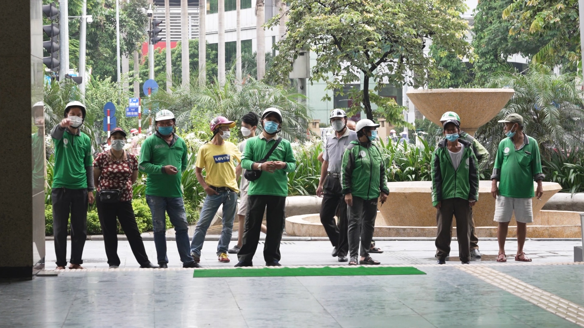 Xe om vay kin ga tau dien Cat Linh hinh anh