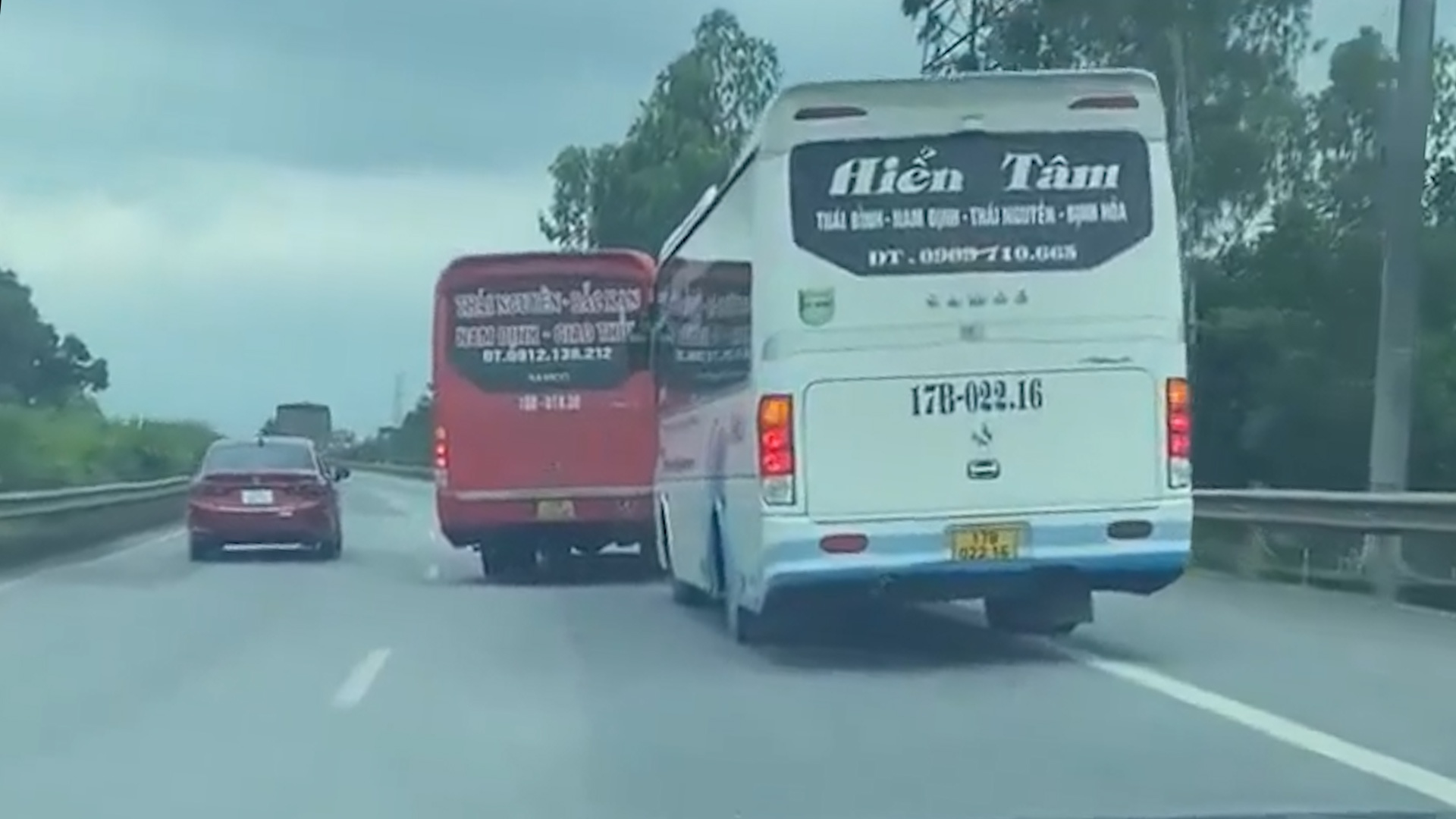 Hai xe khach lien tuc danh vong, chen ep nhau tren cao toc hinh anh