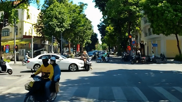 Co vuot den do, hai nguoi dan ong bi oto tong trung giua nga tu hinh anh