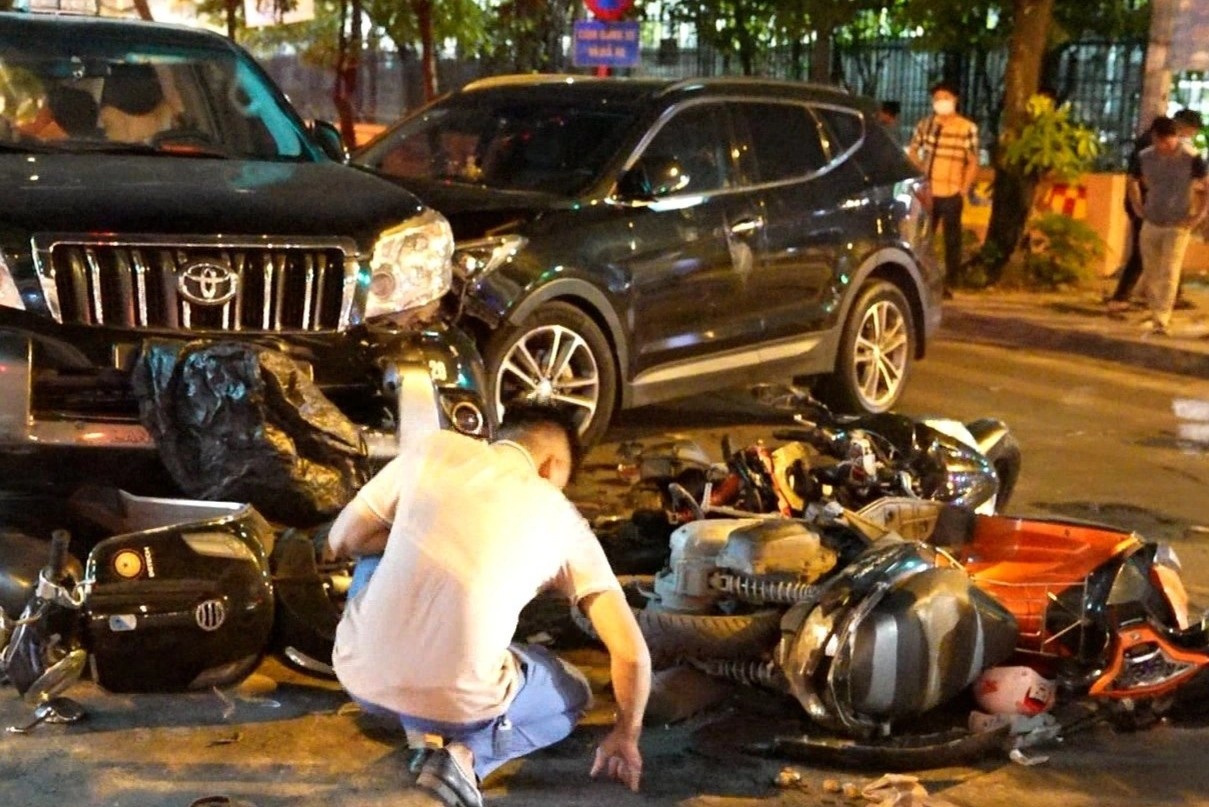 Khoanh khac 4 oto tong lien hoan qua loi ke nan nhan hinh anh