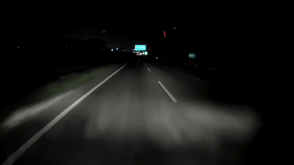 Tai xe hu hon danh lai, tranh nguoi di bo bang ngang cao toc giua dem hinh anh