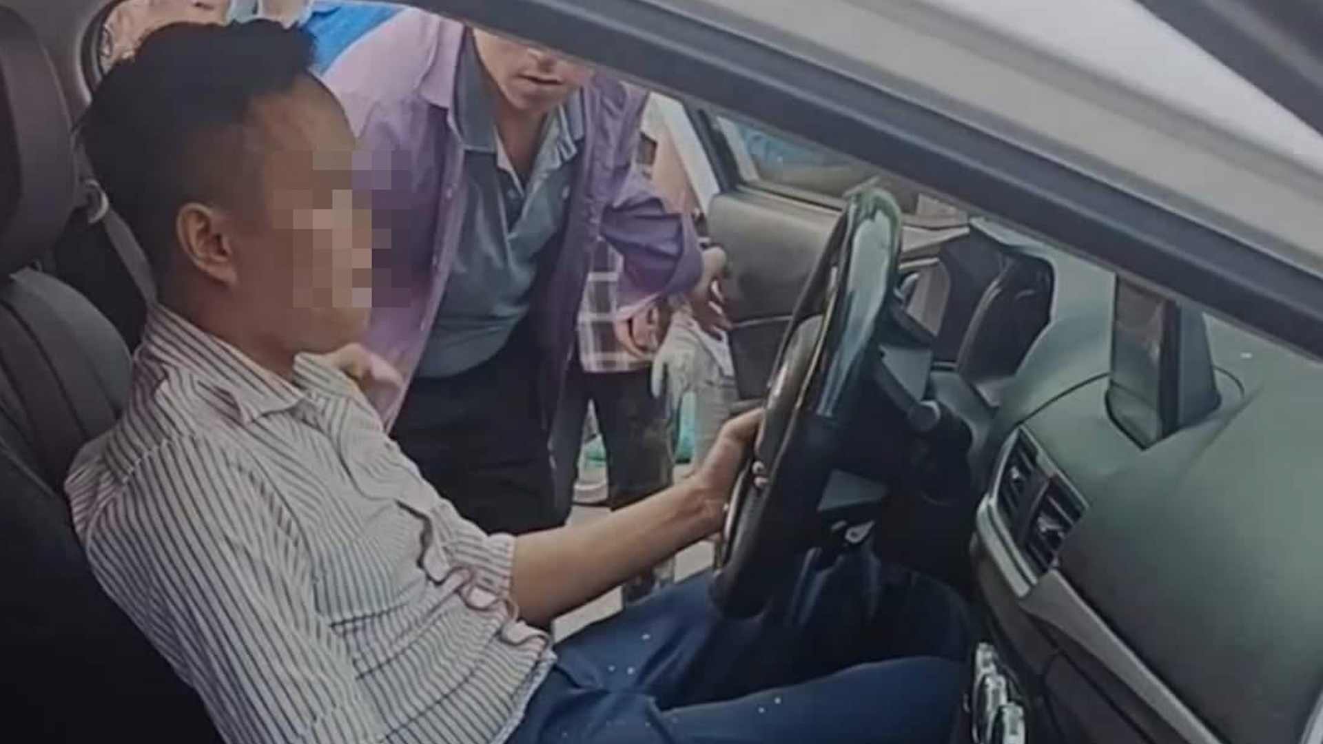 Tai xe bat dong trong oto, dan pha cua cuu moi biet say ruou, ngu quen hinh anh