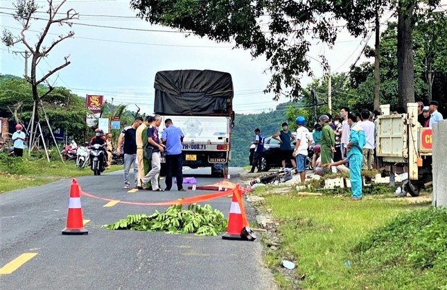 Oto tai va cham xe dap dien, be gai 12 tuoi tu vong hinh anh