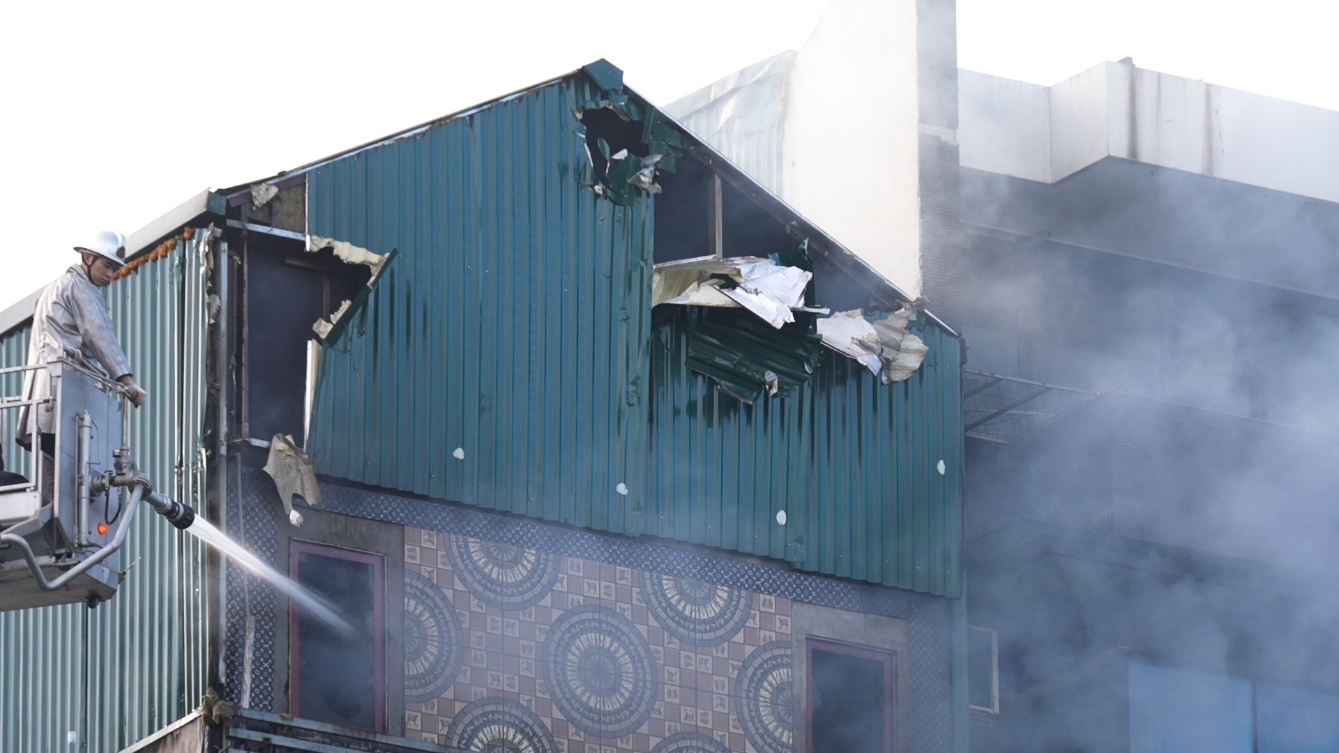 Khoi nghi ngut tu quan karaoke bi chay khien 3 canh sat hy sinh hinh anh