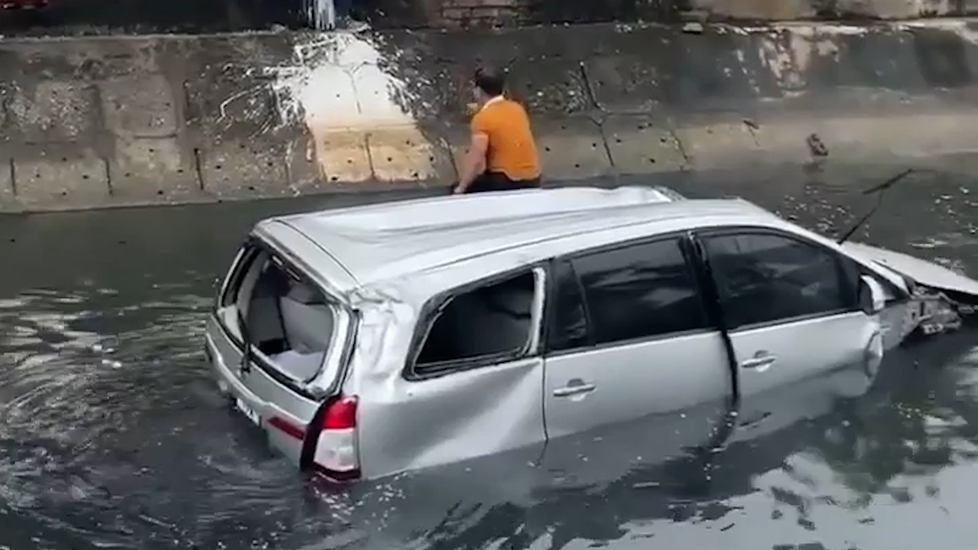 Nguoi dan ong lai oto lao xuong kenh thoat nuoc o Thai Binh hinh anh