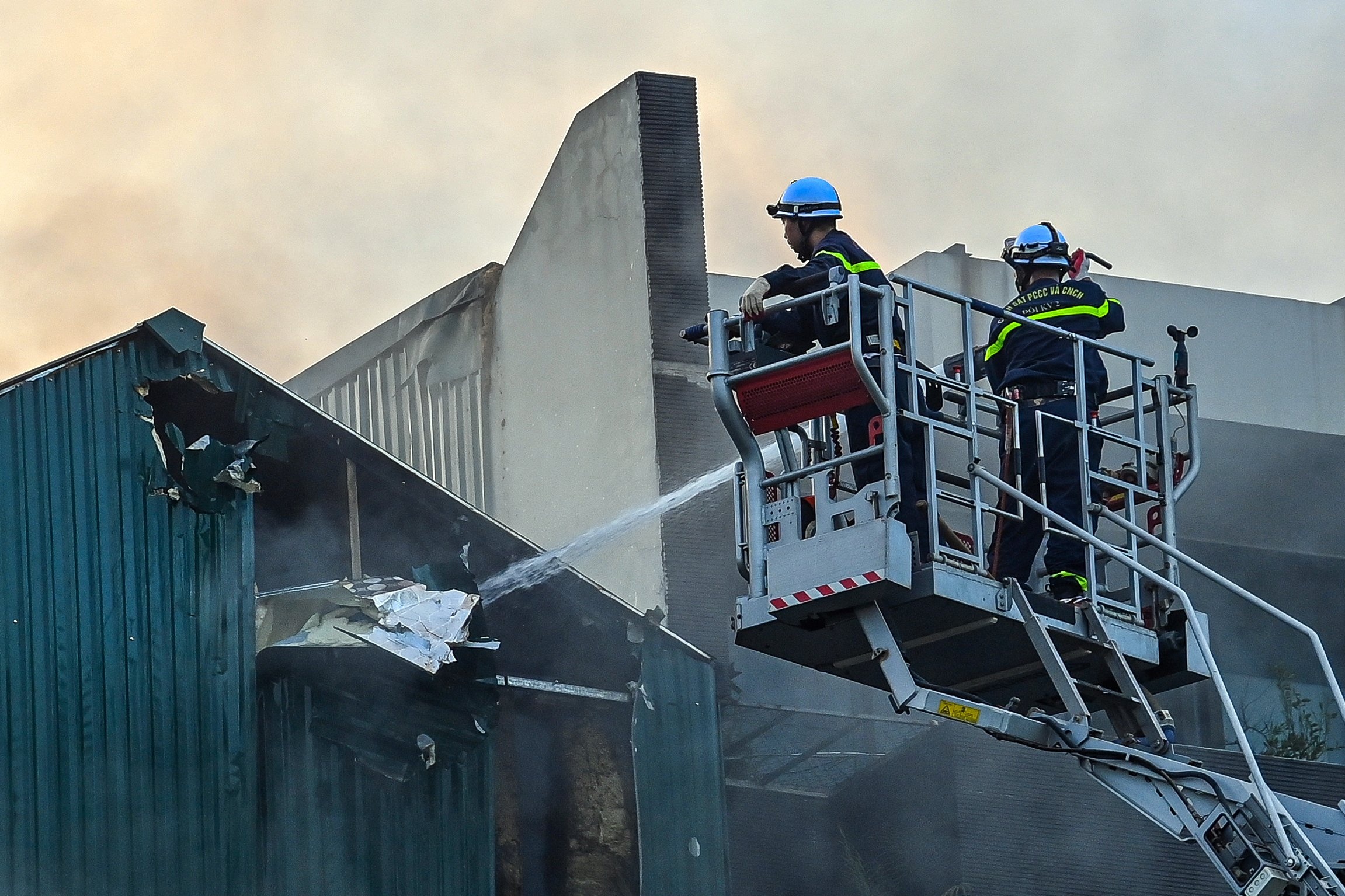 9 gio chien dau voi giac lua tai quan karaoke khien 3 canh sat hy sinh hinh anh