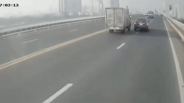 Oto con tat dau khien xe tai lat ngang tren cau Thang Long hinh anh