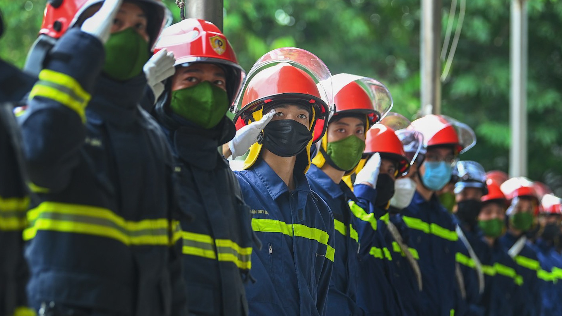 Dong doi, nguoi dan cho hai ben duong tien biet 3 canh sat PCCC hinh anh