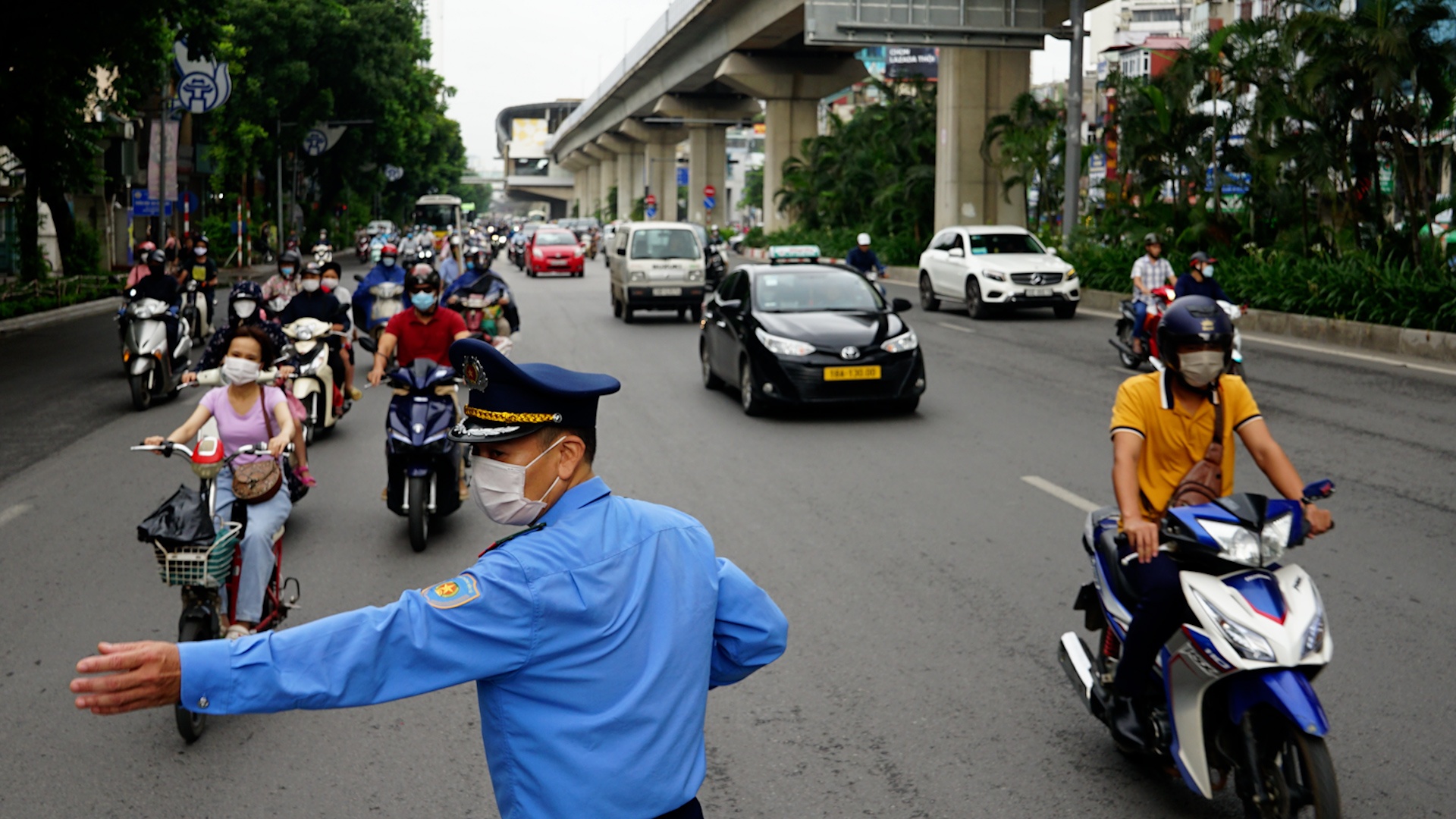 Giao thong lon xon khi tach lan oto, xe may tren duong Nguyen Trai hinh anh