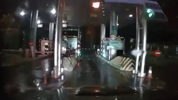 Tai xe khong kip phanh khi barie tram thu phi bat ngo ha xuong hinh anh