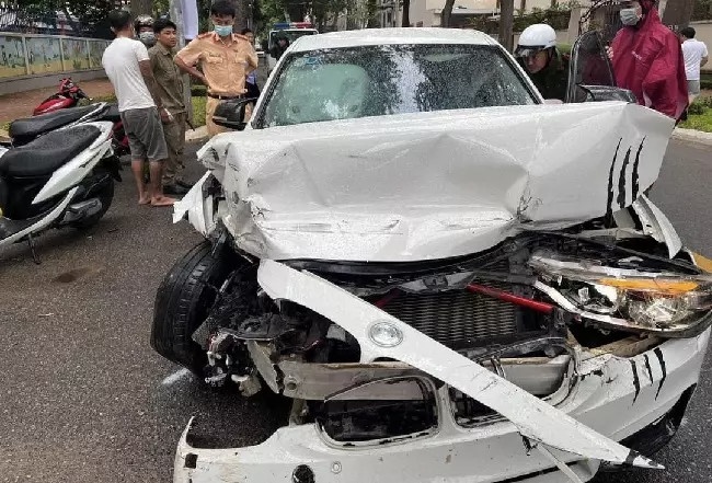 Khong co bang lai, thanh nien dieu khien oto tong loan xa roi bo chay hinh anh