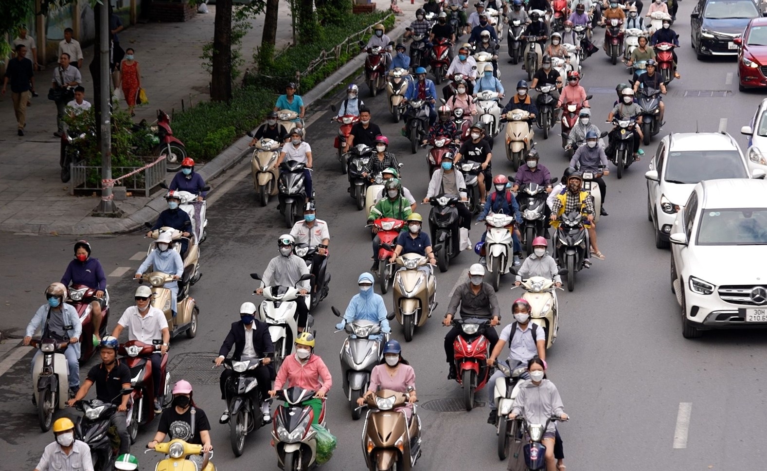 Giao thong ngay dau tuan khac la tren duong Nguyen Trai hinh anh