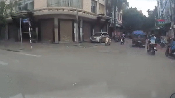 Nguoi phu nu vang khoi taxi khi xe vao cua hinh anh