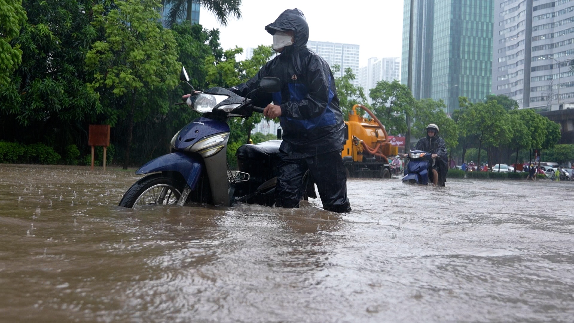 Dan Ha Noi meo mat dat xe, loi nuoc den cong so hinh anh