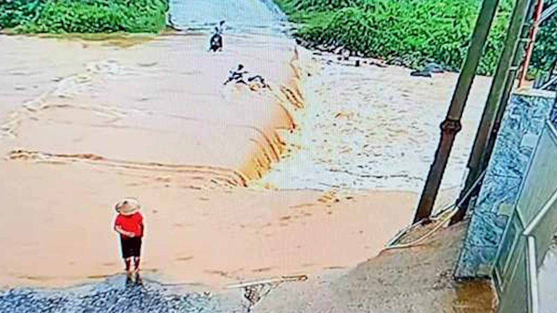 Thieu nien bi lu cuon khi di qua dap tran o Lao Cai hinh anh