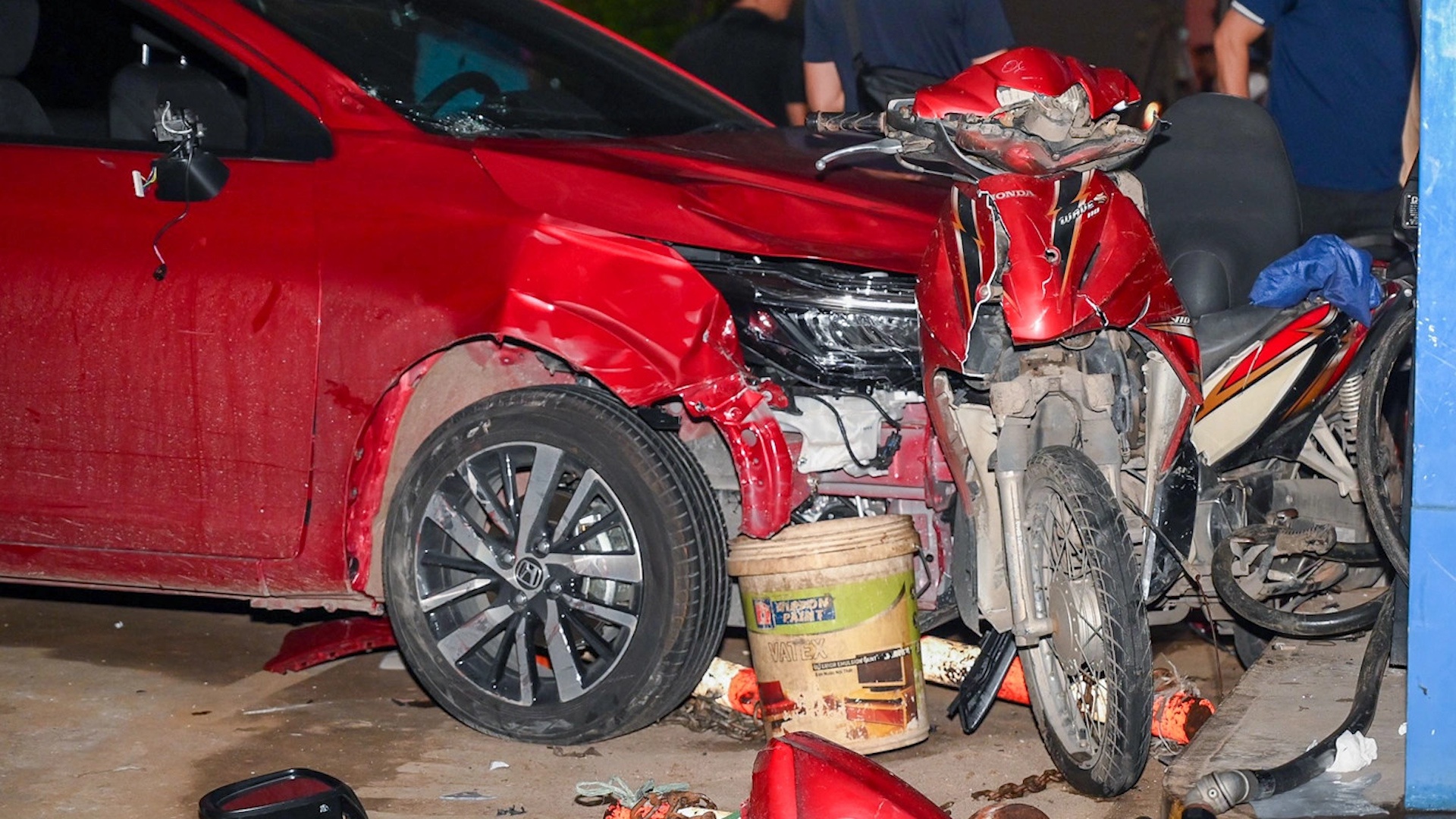 'Xe dien' lao thang vao tram xang, mau va manh vo vuong vai khap noi hinh anh
