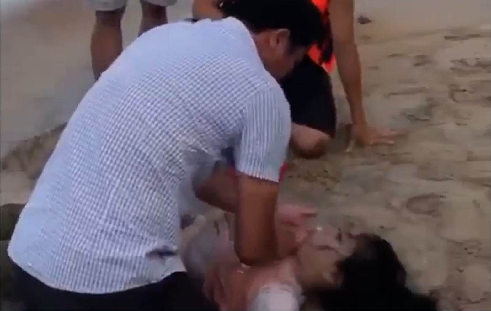 Cong an cuu co gai bi duoi nuoc, ngung tim o Quang Tri hinh anh