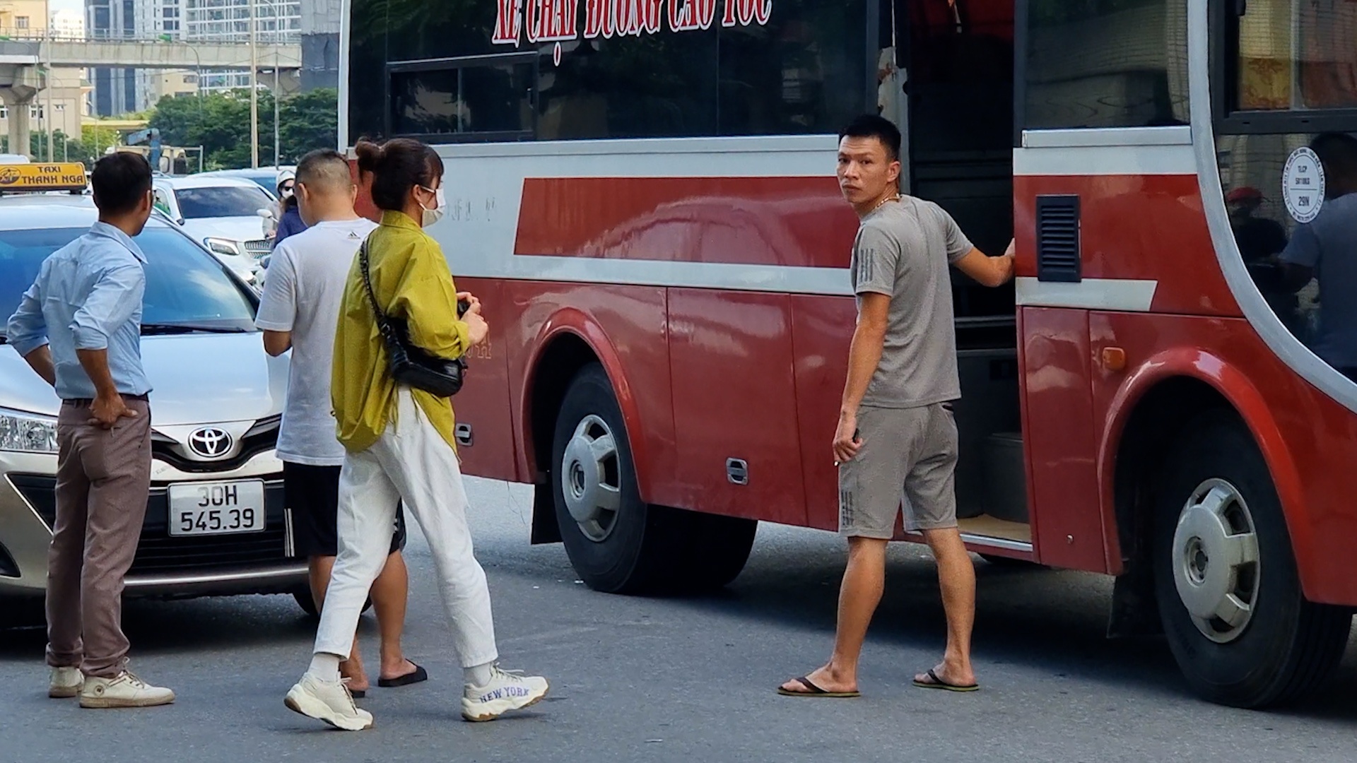 Xe chay nhu 'rua bo', bat khach truoc mat Thanh tra giao thong hinh anh