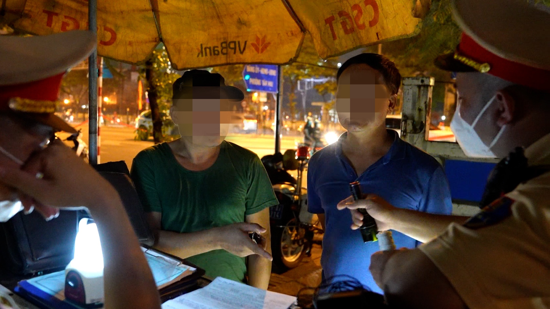 Tai xe vi pham nong do con lien tuc doi CSGT chung minh bang hinh anh hinh anh