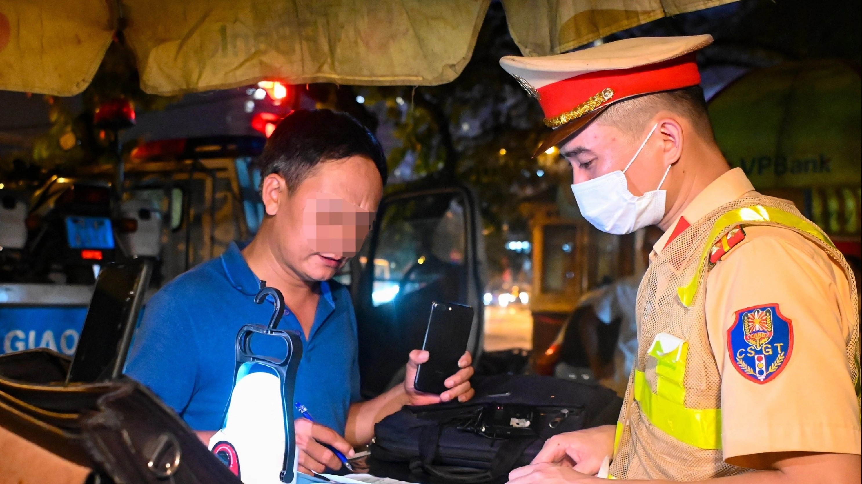 Cong an thi diem mo hinh 'dua mien phi nguoi nhau say ve nha' hinh anh