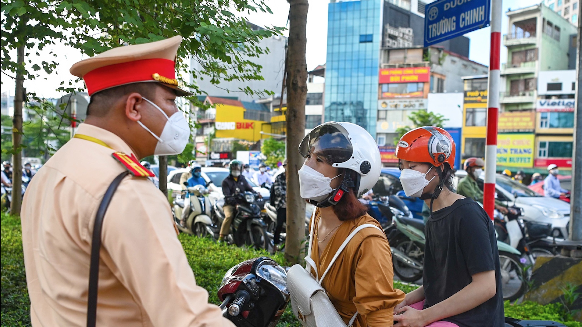Dong xe dua nhau di nguoc chieu ngay truoc mat CSGT hinh anh