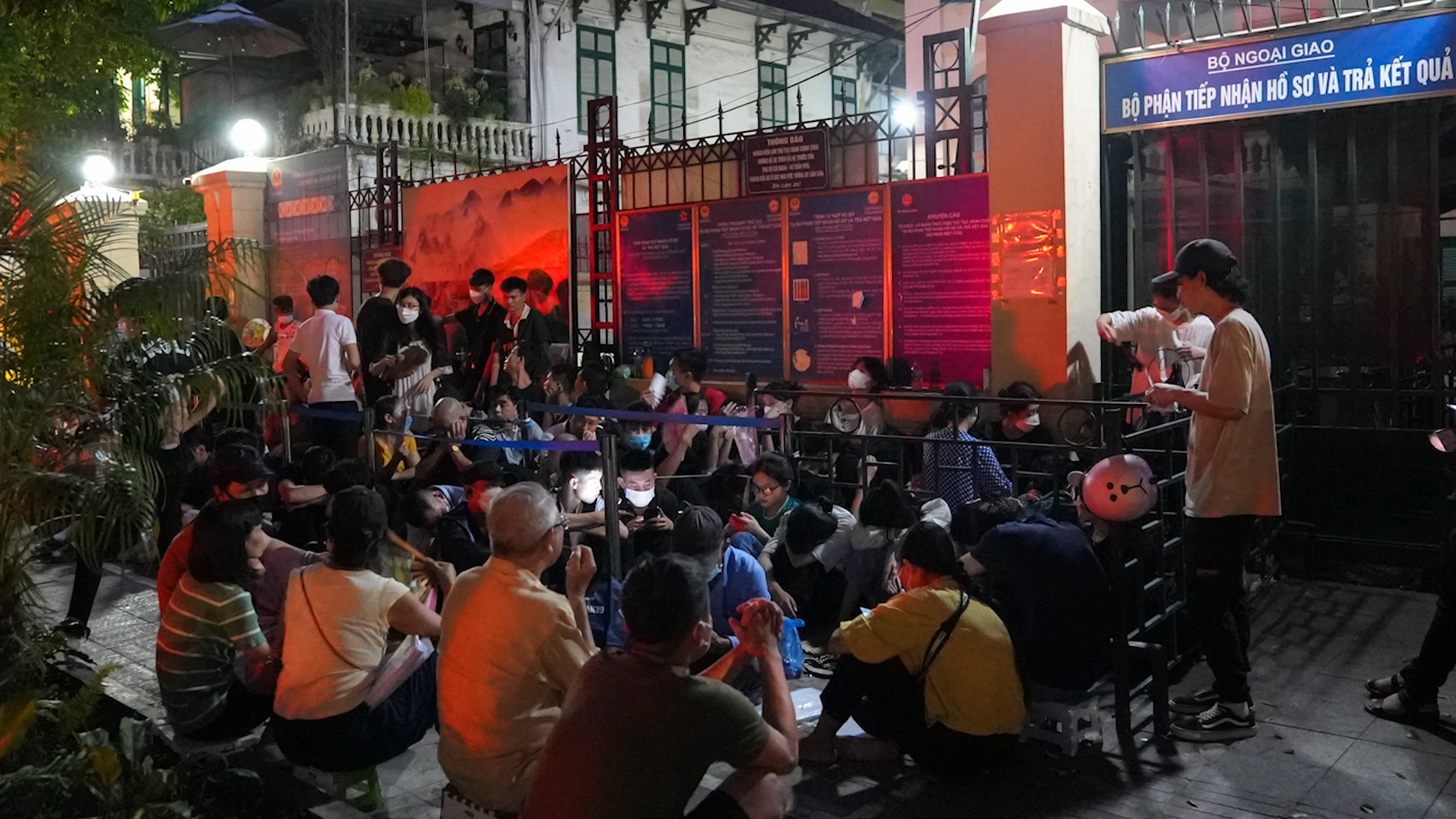 Khong con tinh trang phai quay ve sau khi xep hang tai Cuc Lanh su hinh anh