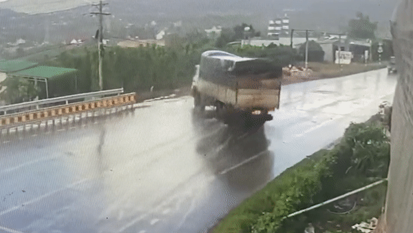 Xe tai mat lai, de tu vong 2 nguoi di xe may khi do deo Phu Hiep hinh anh