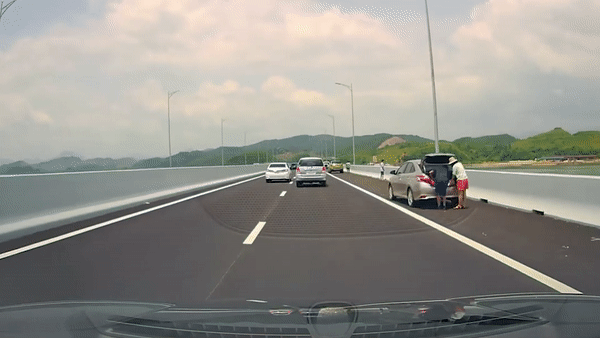 Hang chuc nguoi dung oto tren cao toc Van Don de chup anh hinh anh