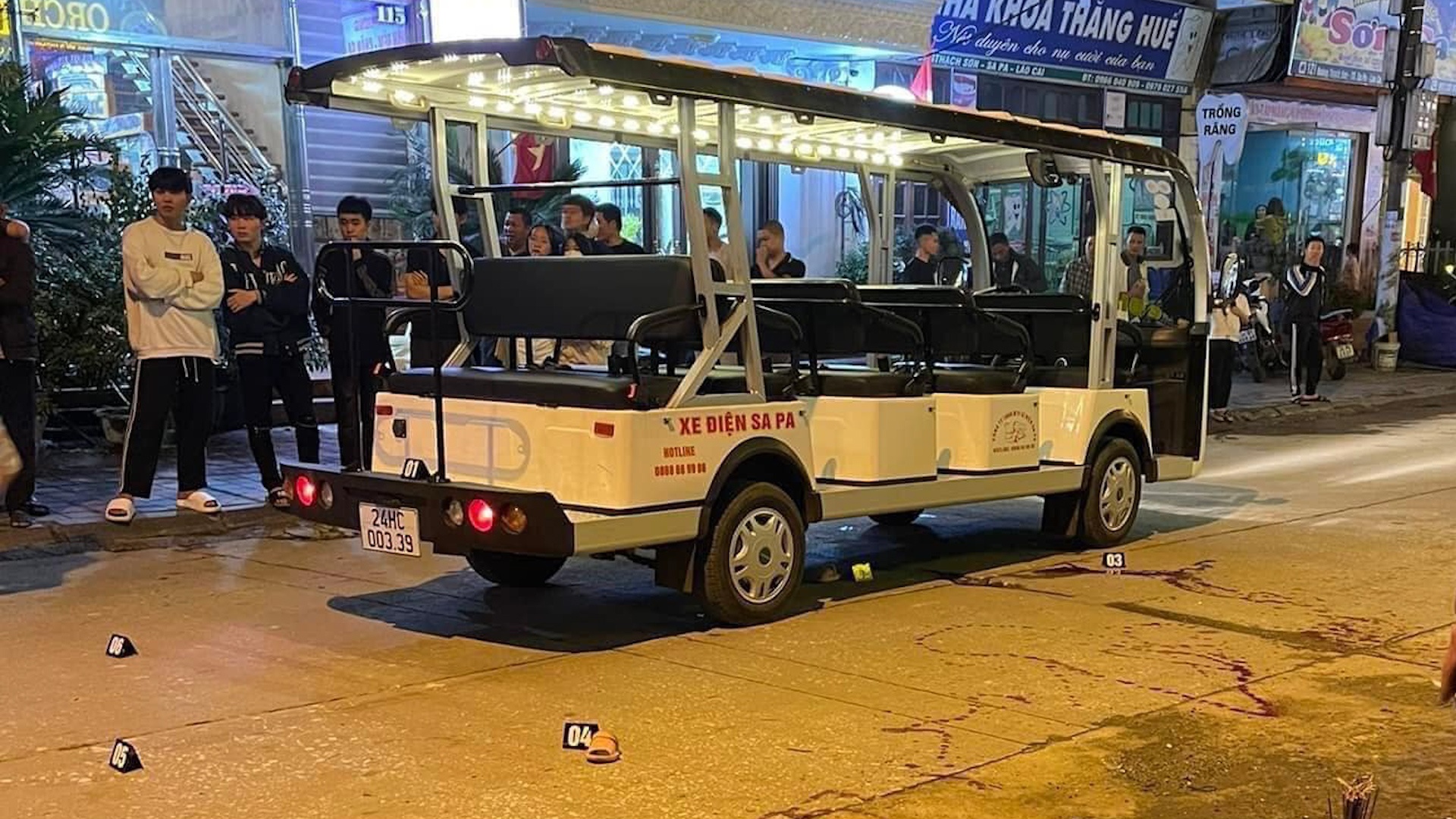 Be gai 5 tuoi bi xe dien du lich can tu vong tai Sapa hinh anh