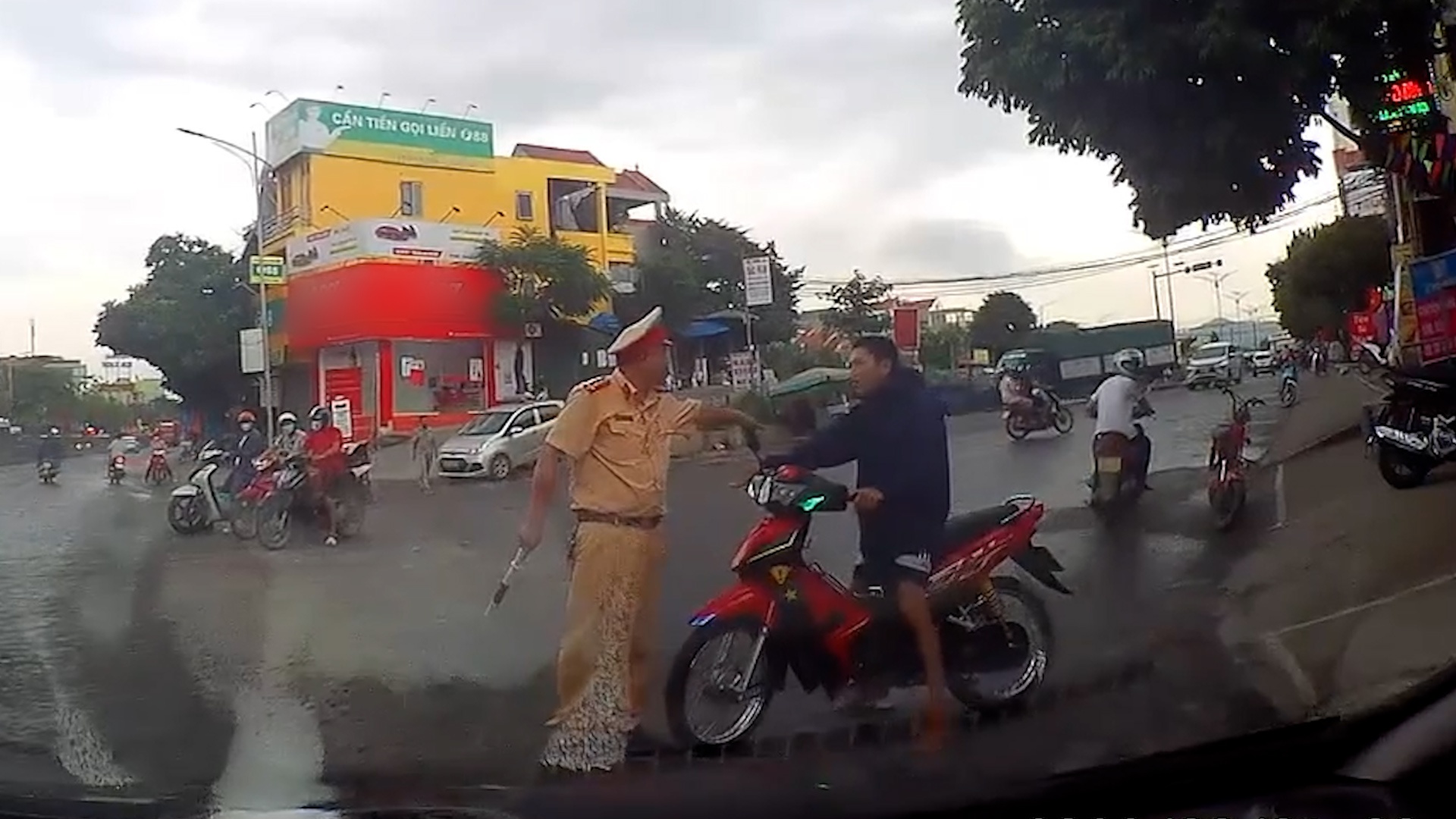 Dung sai lan con thach thuc oto, thanh nien bi CSGT moi lam viec hinh anh