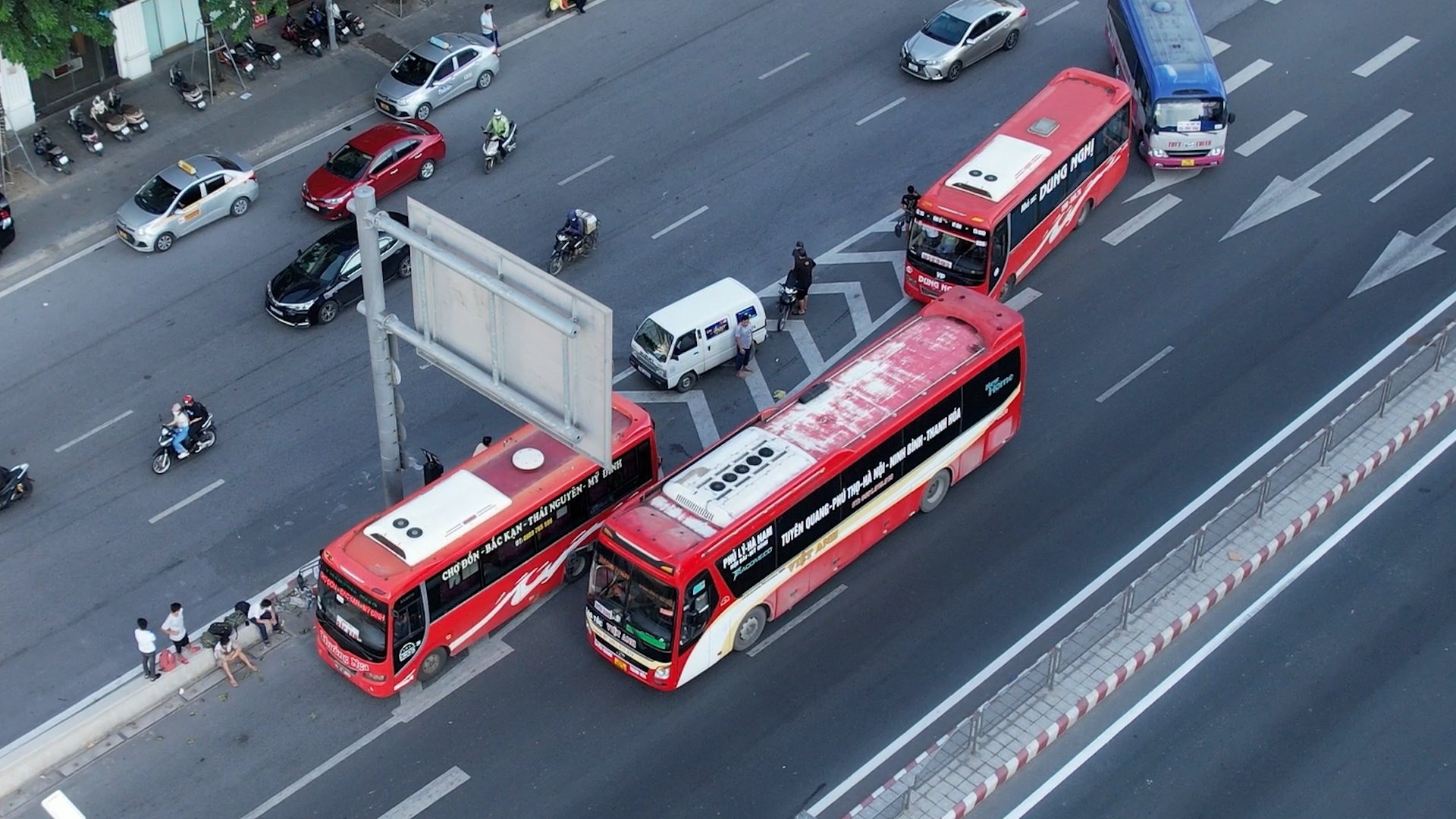 Xe khach bat nhao, bien loi vao duong tren cao thanh 'ben coc' hinh anh