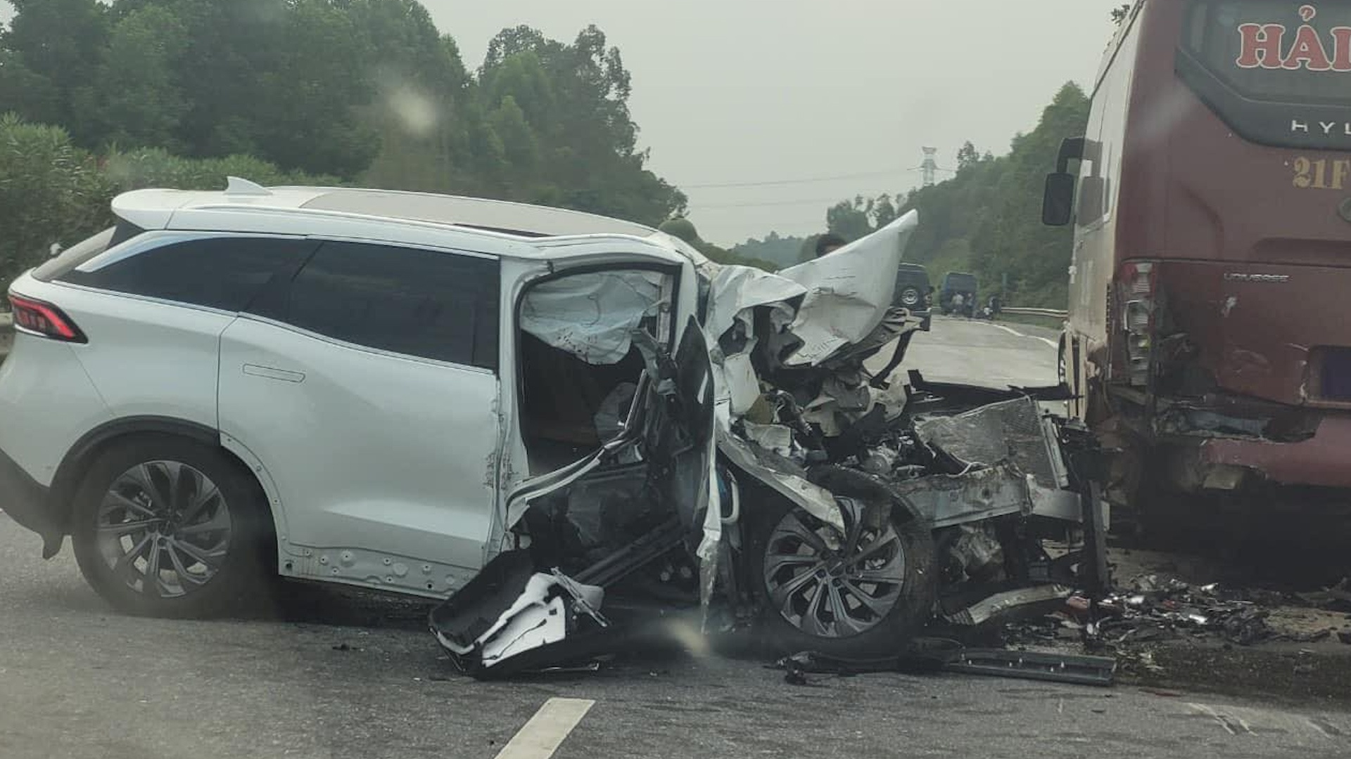 Xe Beijing X7 nat dau sau va cham voi oto khach hinh anh